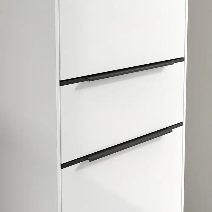 Villeroy & Boch Subway 3.0 Hochschrank - B x T x H: 40 x 36,2 x 171 cm, 1x Schublade, 2x Tür, Brilliant White, Farbe Griff: Volcano black, DIN Anschlag: Rechts - Nahaufnahme eines weißen Schranks mit schlanken, schwarzen Griffen, der ein minimalistisches und modernes Design zeigt. Die Griffe sind horizontal ausgerichtet.