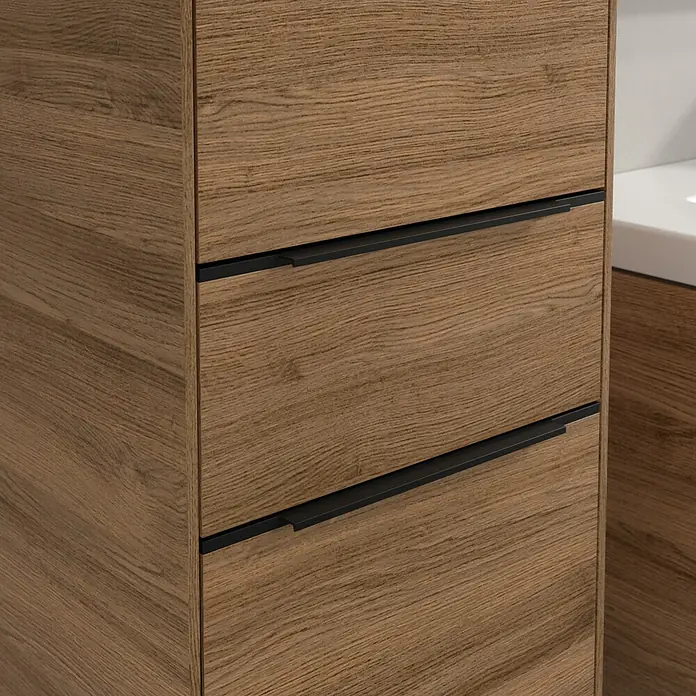 Villeroy & Boch Subway 3.0 Hochschrank - B x T x H: 40 x 36,2 x 171 cm, 1x Schublade, 2x Tür, Kansas Oak, Farbe Griff: Volcano black, DIN Anschlag: Links - Detailaufnahme eines Holzschrankes mit drei Schubladen und schwarzen Griffen, der Stil und Funktionalität vereint.