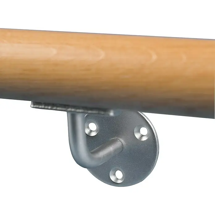 Dolle Handlauf-Set PS 052 - Eiche, Lackiert, Länge: 150 cm - Detailansicht eines Handlaufhalters aus Metall, der an einem hölzernen Handlauf befestigt ist. Er sorgt für Stabilität und Sicherheit im Treppenbereich.