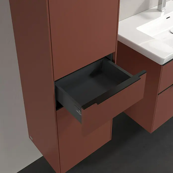 Villeroy & Boch Subway 3.0 Hochschrank - B x T x H: 40 x 36,2 x 171 cm, 1x Schublade, 2x Tür, Wine Red, Farbe Griff: Volcano black, DIN Anschlag: Links - Detailaufnahme eines modernen Badezimmerschranks in Rostrot mit einer Schublade, die teilweise geöffnet ist, um das dunkle Innere zu zeigen.