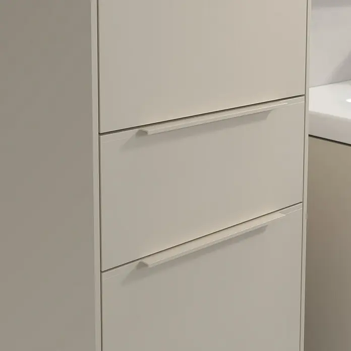 Villeroy & Boch Subway 3.0 Hochschrank - B x T x H: 40 x 36,2 x 171 cm, 1x Schublade, 2x Tür, Cashmere Grey, Farbe Griff: Cashmere Grey, DIN Anschlag: Links - Nahaufnahme eines Badezimmerschranks mit drei Schubladen und Griffen. Ideal für eine moderne Badezimmereinrichtung.