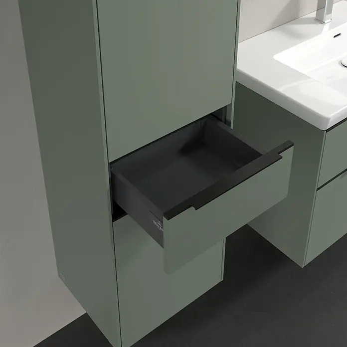 Villeroy & Boch Subway 3.0 Hochschrank - B x T x H: 40 x 36,2 x 171 cm, 1x Schublade, 2x Tür, Soft Green, Farbe Griff: Volcano black, DIN Anschlag: Links - Ein moderner Badezimmerschrank mit einer offenen Schublade, die das Innendesign des Badezimmers hervorhebt.