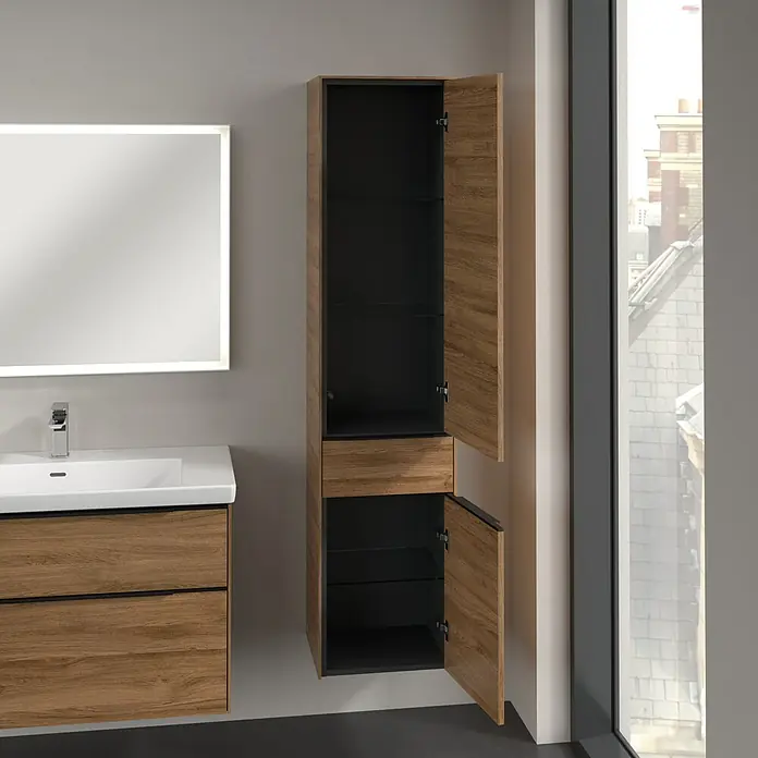 Villeroy & Boch Subway 3.0 Hochschrank - B x T x H: 40 x 36,2 x 171 cm, 1x Schublade, 2x Tür, Kansas Oak, Farbe Griff: Volcano black, DIN Anschlag: Rechts - Badezimmer mit einem Waschtischunterschrank in Holzoptik, einem beleuchteten Spiegel und einem hochschrank mit offenem Schrankfach.
