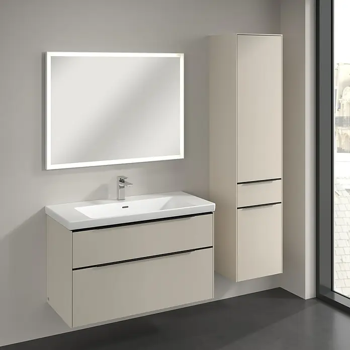 Villeroy & Boch Subway 3.0 Hochschrank - B x T x H: 40 x 36,2 x 171 cm, 1x Schublade, 2x Tür, Cashmere Grey, Farbe Griff: Volcano black, DIN Anschlag: Rechts - Beige Waschtischkombination mit Unterschrank, Waschbecken und beleuchtetem Spiegel, ergänzt durch einen Hochschrank.