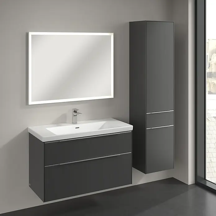 Villeroy & Boch Subway 3.0 Hochschrank - B x T x H: 40 x 36,2 x 171 cm, 1x Schublade, 2x Tür, Graphite, Farbe Griff: Aluminium glänzend, DIN Anschlag: Rechts - Ein Badezimmer mit einem Waschtisch mit zwei Schubladen, einem beleuchteten Spiegel und einem Hochschrank in Anthrazit.