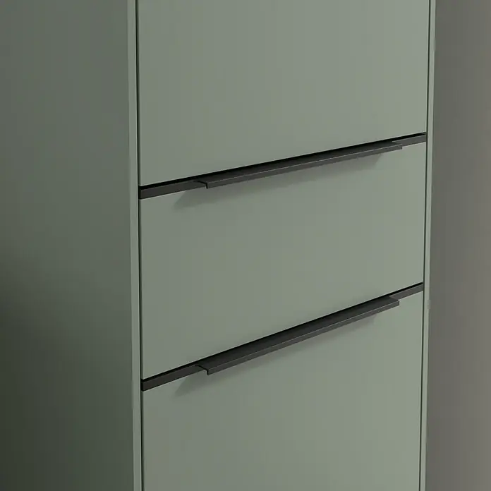Villeroy & Boch Subway 3.0 Hochschrank - B x T x H: 40 x 36,2 x 171 cm, 1x Schublade, 2x Tür, Soft Green, Farbe Griff: Volcano black, DIN Anschlag: Rechts - Nahaufnahme eines grünen Schranks mit schlanken, schwarzen Griffen. Das Möbelstück wirkt modern und minimalistisch.