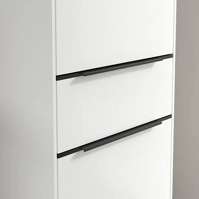 Villeroy & Boch Subway 3.0 Hochschrank - B x T x H: 40 x 36,2 x 171 cm, 1x Schublade, 2x Tür, Pure White, Farbe Griff: Volcano black, DIN Anschlag: Rechts - Nahaufnahme eines weißen Schranks mit zwei schwarzen, horizontalen Griffen. Stilvolles und modernes Möbeldesign.