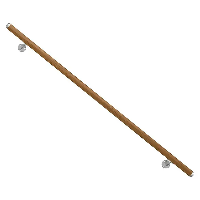 Dolle Handlauf-Set PS 052 - Eiche, Lackiert, Länge: 150 cm - Eine schräge Ansicht eines Holzhandlaufs mit zwei silbernen Halterungen an einer schwarzen Wand.