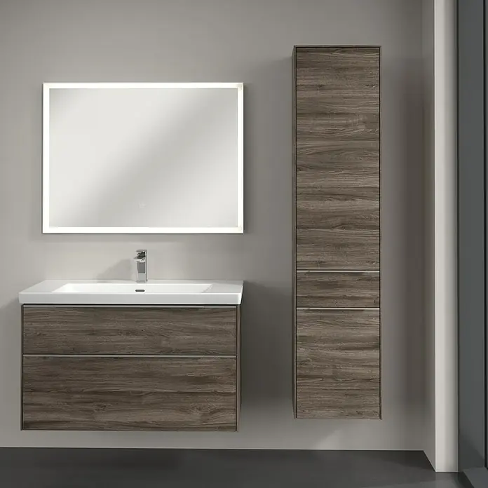 Villeroy & Boch Subway 3.0 Hochschrank - B x T x H: 40 x 36,2 x 171 cm, 1x Schublade, 2x Tür, Stone Oak, Farbe Griff: Aluminium glänzend, DIN Anschlag: Rechts - Das Bild zeigt ein modernes Badezimmer-Waschbecken mit einem beleuchteten Spiegel und einem passenden Hochschrank in Holzoptik.
