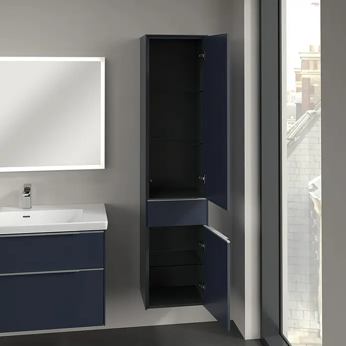 Villeroy & Boch Subway 3.0 Hochschrank - B x T x H: 40 x 36,2 x 171 cm, 1x Schublade, 2x Tür, Marine Blue, Farbe Griff: Aluminium glänzend, DIN Anschlag: Rechts - Bild eines Badezimmers mit einem Waschbeckenunterschrank und einem hochschmalen Badezimmerschrank mit geöffneten Türen zur Aufbewahrung.