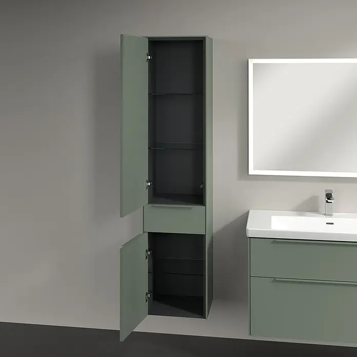 Villeroy & Boch Subway 3.0 Hochschrank - B x T x H: 40 x 36,2 x 171 cm, 1x Schublade, 2x Tür, Soft Green, Farbe Griff: Soft Green, DIN Anschlag: Links - Dieses Bild zeigt einen modernen Badezimmerschrank in Salbeigrün mit offenen Türen, der Funktionalität und Stil vereint.