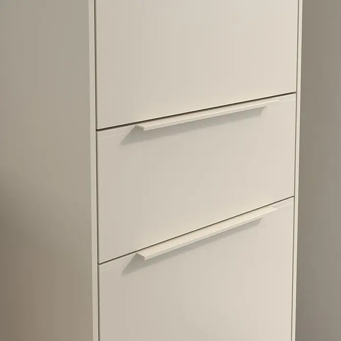 Villeroy & Boch Subway 3.0 Hochschrank - B x T x H: 40 x 36,2 x 171 cm, 1x Schublade, 2x Tür, Cashmere Grey, Farbe Griff: Cashmere Grey, DIN Anschlag: Rechts - Nahaufnahme eines weißen Schuhschranks mit mehreren Schubladen und schlichten Griffen. Perfekt für die Organisation von Schuhen im Eingangsbereich.