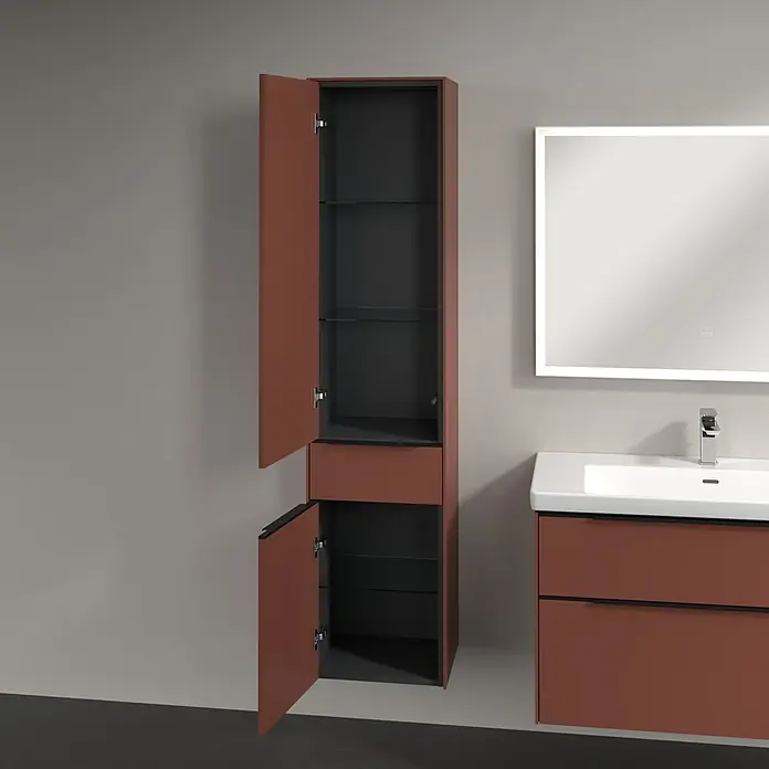 Villeroy & Boch Subway 3.0 Hochschrank - B x T x H: 40 x 36,2 x 171 cm, 1x Schublade, 2x Tür, Wine Red, Farbe Griff: Volcano black, DIN Anschlag: Links - Ein Badezimmer mit einem hohen, offenen Schrank in Terrakotta und einem passenden Waschtisch mit Spiegel.