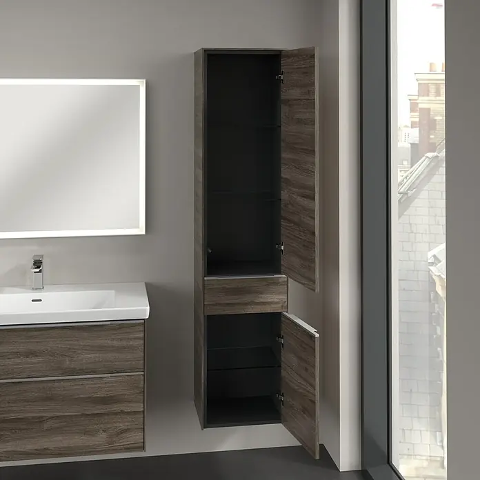 Villeroy & Boch Subway 3.0 Hochschrank - B x T x H: 40 x 36,2 x 171 cm, 1x Schublade, 2x Tür, Stone Oak, Farbe Griff: Aluminium glänzend, DIN Anschlag: Rechts - Badezimmer mit Spiegelschrank und Waschbeckenunterschrank in Holzoptik. Der Hochschrank daneben ist geöffnet und bietet Stauraum.