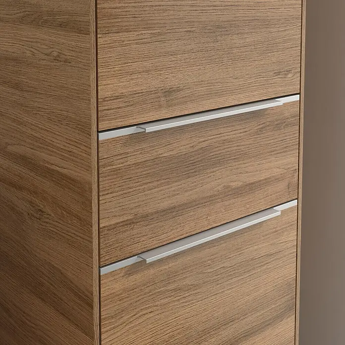 Villeroy & Boch Subway 3.0 Hochschrank - B x T x H: 40 x 36,2 x 171 cm, 1x Schublade, 2x Tür, Kansas Oak, Farbe Griff: Aluminium glänzend, DIN Anschlag: Rechts - Detailaufnahme eines modernen Holzschranks mit Schubladen und silbernen Griffen, der Funktionalität und Ästhetik vereint.