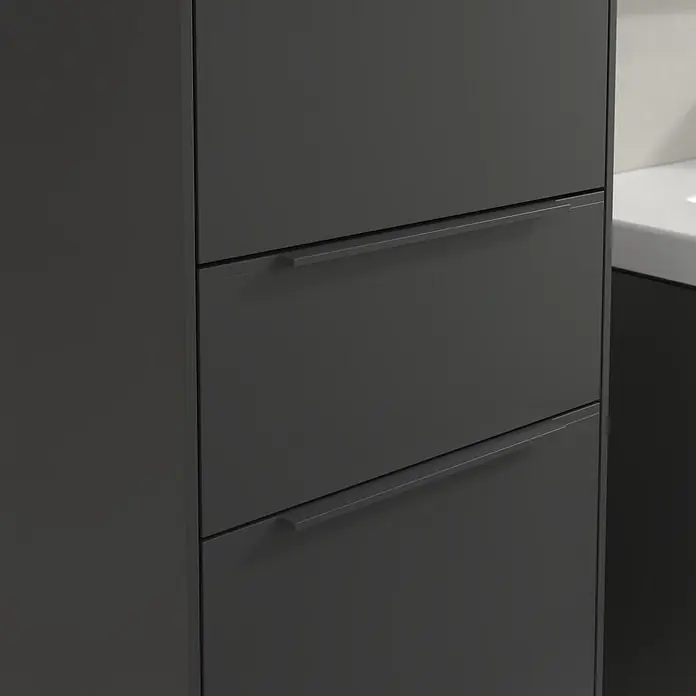 Villeroy & Boch Subway 3.0 Hochschrank - B x T x H: 40 x 36,2 x 171 cm, 1x Schublade, 2x Tür, Graphite, Farbe Griff: Graphite, DIN Anschlag: Links - Nahaufnahme eines grauen Badezimmerschranks mit drei Schubladen und schlanken Griffen, der modernen Stauraum zeigt.