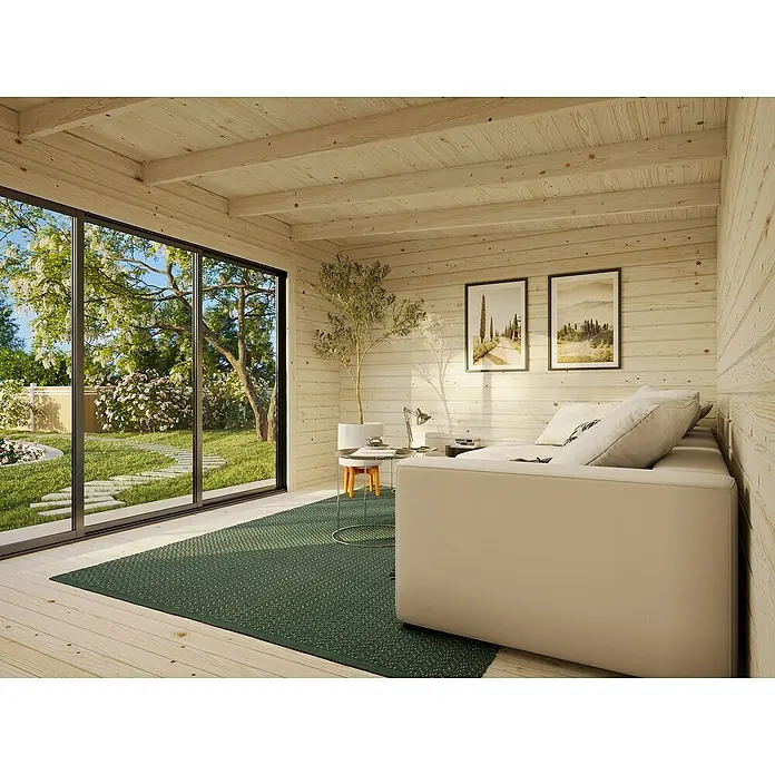 Palmako Gartenhaus Lea Slide Plus - Außenmaß inkl. Dachüberstand (B x T): 494 x 402 cm, Unbehandeltes Holz, Natur - Ein gemütlicher Raum mit einem beigen Sofa auf einem grünen Teppich, der eine entspannende Atmosphäre schafft. Natürliches Licht flutet den Raum.