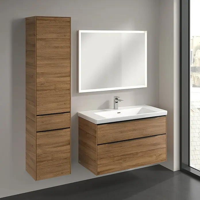 Villeroy & Boch Subway 3.0 Hochschrank - B x T x H: 40 x 36,2 x 171 cm, 1x Schublade, 2x Tür, Kansas Oak, Farbe Griff: Volcano black, DIN Anschlag: Links - Ein modernes Badezimmer-Set mit einem Unterschrank aus Holz und einem beleuchteten Spiegel für eine stilvolle Atmosphäre.