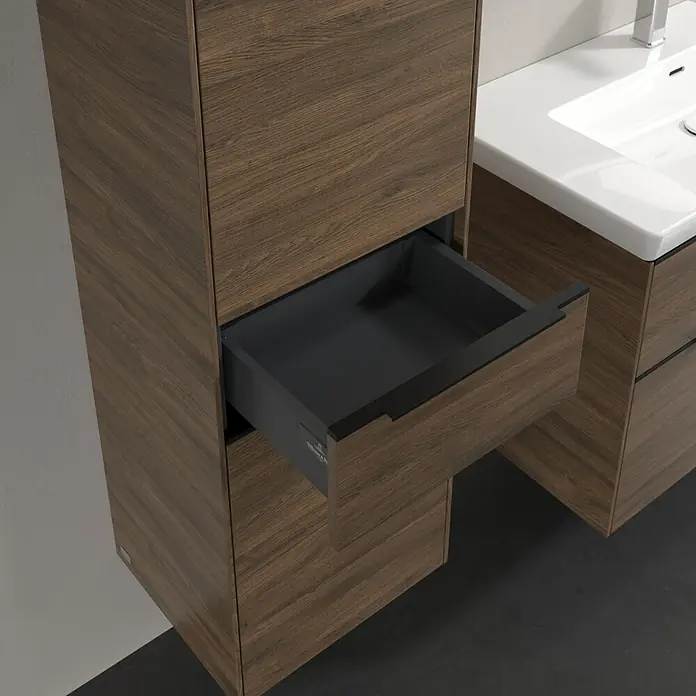 Villeroy & Boch Subway 3.0 Hochschrank - B x T x H: 40 x 36,2 x 171 cm, 1x Schublade, 2x Tür, Arizona Oak, Farbe Griff: Volcano black, DIN Anschlag: Links - Badezimmermöbel mit offenem Schubfach in Holzoptik. Das moderne Design bietet viel Stauraum für Badutensilien.