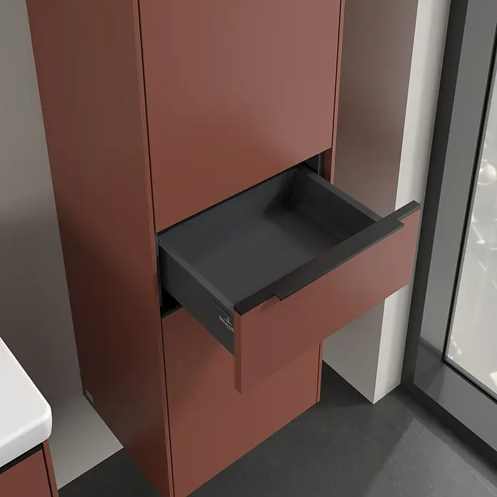 Villeroy & Boch Subway 3.0 Hochschrank - B x T x H: 40 x 36,2 x 171 cm, 1x Schublade, 2x Tür, Wine Red, Farbe Griff: Volcano black, DIN Anschlag: Rechts - Ein moderner Badschrank in einem warmen Rotton mit einer offenen Schublade, die einen Einblick in das dunkle Innere bietet.