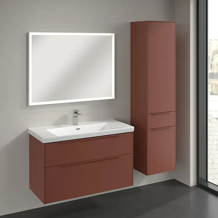 Villeroy & Boch Subway 3.0 Hochschrank - B x T x H: 40 x 36,2 x 171 cm, 1x Schublade, 2x Tür, Wine Red, Farbe Griff: Wine Red, DIN Anschlag: Rechts - Modernes Badezimmer-Set mit Waschtischunterschrank, Waschtisch und Spiegelschrank mit Beleuchtung, sowie einem passenden Hochschrank in dunklem Rotbraun.