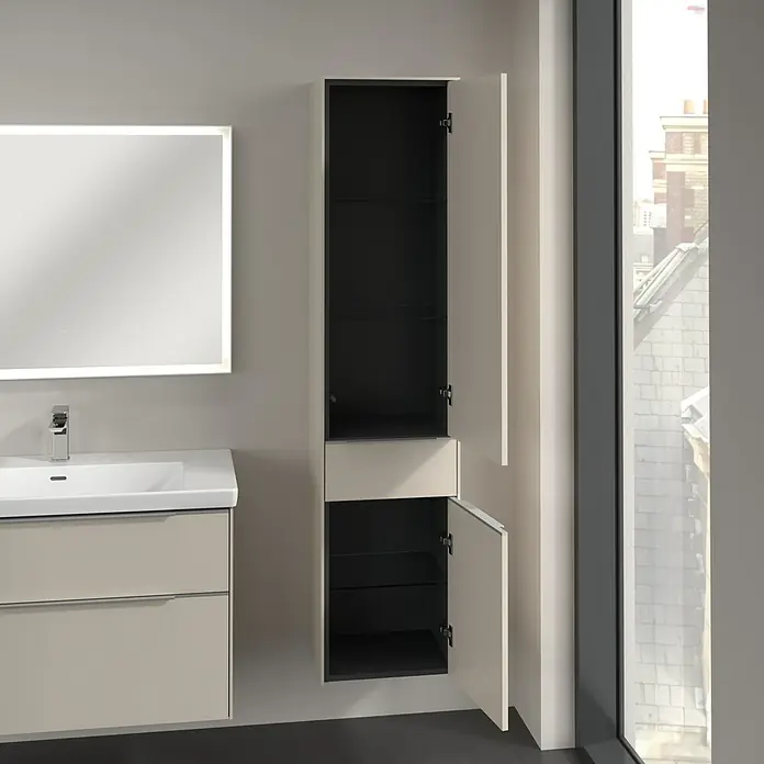 Villeroy & Boch Subway 3.0 Hochschrank - B x T x H: 40 x 36,2 x 171 cm, 1x Schublade, 2x Tür, Cashmere Grey, Farbe Griff: Aluminium glänzend, DIN Anschlag: Rechts - Ein Badezimmer mit einem Waschbeckenunterschrank und einem offenen Hochschrank. Der Hochschrank bietet zusätzlichen Stauraum.