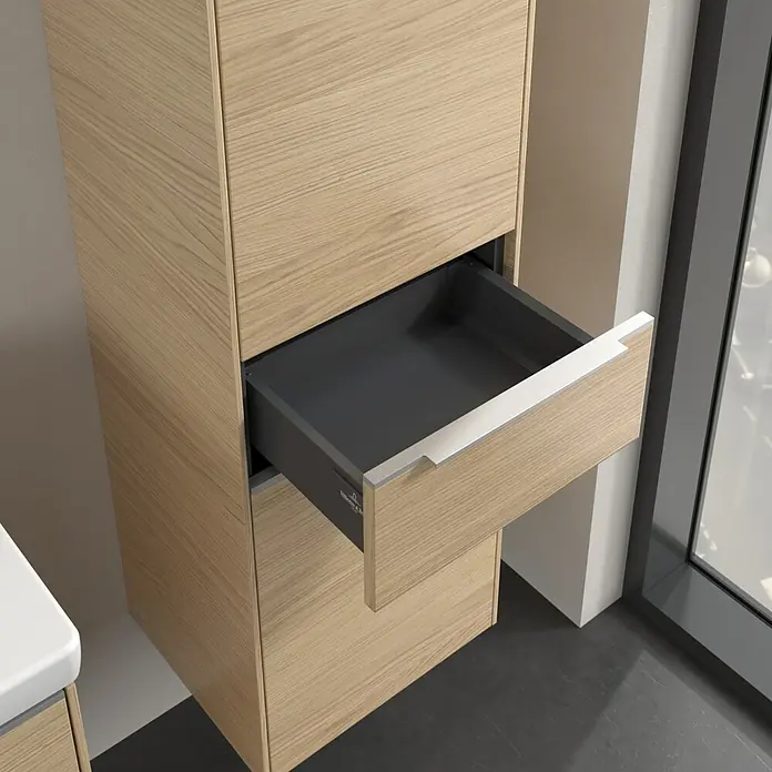 Villeroy & Boch Subway 3.0 Hochschrank - B x T x H: 40 x 36,2 x 171 cm, 1x Schublade, 2x Tür, Nordik oak, Farbe Griff: Aluminium glänzend, DIN Anschlag: Rechts - Detailaufnahme eines modernen Badezimmerschranks mit offener Schublade, die das schlichte Design und die hochwertige Verarbeitung hervorhebt.