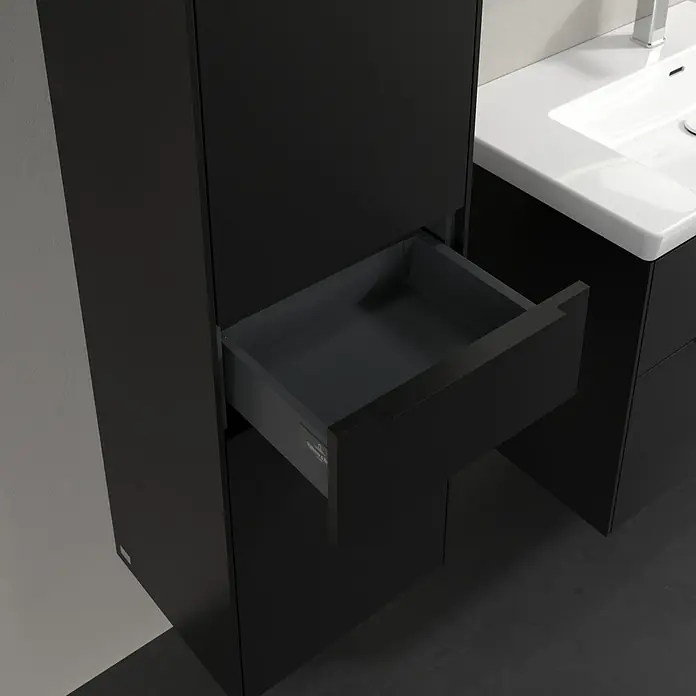 Villeroy & Boch Subway 3.0 Hochschrank - B x T x H: 40 x 36,2 x 171 cm, 1x Schublade, 2x Tür, Volcano Black, Farbe Griff: Volcano black, DIN Anschlag: Links - Schwarzer Waschtischunterschrank mit offener Schublade. Das moderne Design bietet praktischen Stauraum für das Badezimmer.