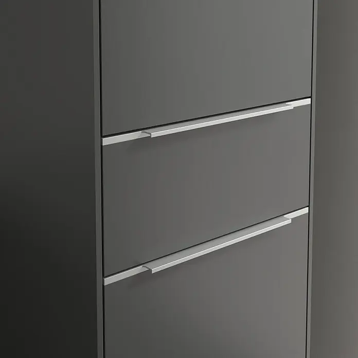 Villeroy & Boch Subway 3.0 Hochschrank - B x T x H: 40 x 36,2 x 171 cm, 1x Schublade, 2x Tür, Graphite, Farbe Griff: Aluminium glänzend, DIN Anschlag: Rechts - Eine Nahaufnahme eines modernen, grauen Schubladenschranks mit schlanken, silbernen Griffen. Das Möbelstück zeichnet sich durch ein minimalistisches Design aus.
