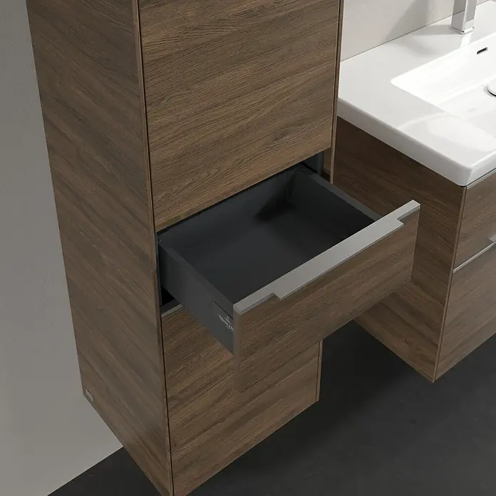 Villeroy & Boch Subway 3.0 Hochschrank - B x T x H: 40 x 36,2 x 171 cm, 1x Schublade, 2x Tür, Arizona Oak, Farbe Griff: Aluminium glänzend, DIN Anschlag: Links - Das Bild zeigt einen modernen Waschtischunterschrank mit Schublade in Holzoptik. Das offene Fach bietet Stauraum im Badezimmer.