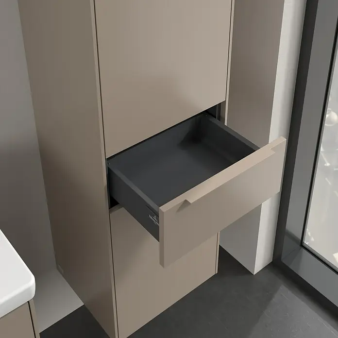 Villeroy & Boch Subway 3.0 Hochschrank - B x T x H: 40 x 36,2 x 171 cm, 1x Schublade, 2x Tür, Taupe, Farbe Griff: Taupe, DIN Anschlag: Rechts - Ausgezogener Schubkasten in einem modernen Badezimmerschrank in Taupe. Stilvolles Design und praktische Aufbewahrungslösung.