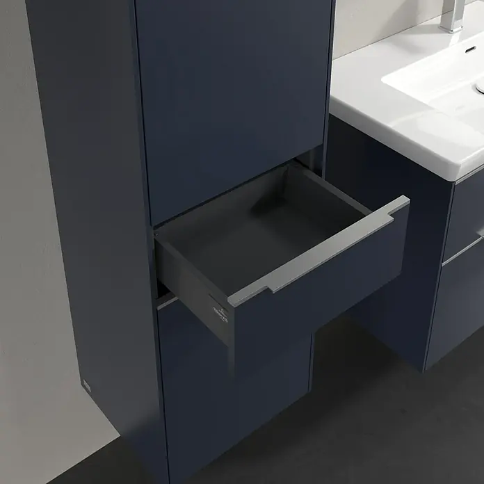 Villeroy & Boch Subway 3.0 Hochschrank - B x T x H: 40 x 36,2 x 171 cm, 1x Schublade, 2x Tür, Marine Blue, Farbe Griff: Aluminium glänzend, DIN Anschlag: Links - Badezimmermöbel in Dunkelblau mit offenem Schubfach. Das schlichte Design und die dunkle Farbe verleihen dem Raum Eleganz und Modernität.