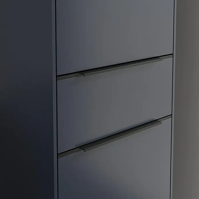 Villeroy & Boch Subway 3.0 Hochschrank - B x T x H: 40 x 36,2 x 171 cm, 1x Schublade, 2x Tür, Marine Blue, Farbe Griff: Volcano black, DIN Anschlag: Rechts - Nahaufnahme eines grauen Schuhschranks mit drei Schubladen und schmalen, dunklen Griffen für ein modernes Erscheinungsbild.