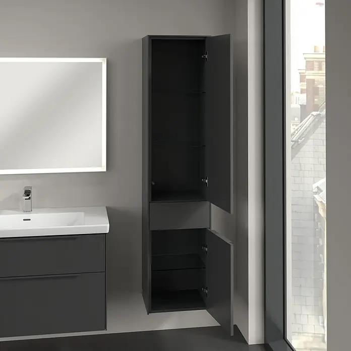 Villeroy & Boch Subway 3.0 Hochschrank - B x T x H: 40 x 36,2 x 171 cm, 1x Schublade, 2x Tür, Graphite, Farbe Griff: Graphite, DIN Anschlag: Rechts - Badezimmer-Szene mit einem modernen grauen Waschtischunterschrank und einem hochwandigen, offenen Badezimmerschrank.