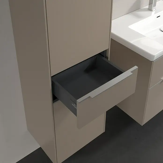 Villeroy & Boch Subway 3.0 Hochschrank - B x T x H: 40 x 36,2 x 171 cm, 1x Schublade, 2x Tür, Taupe, Farbe Griff: Aluminium glänzend, DIN Anschlag: Links - Nahaufnahme eines Badezimmerschranks mit einer offenen Schublade, die modernen Stauraum zeigt. Ideal für Badutensilien und eine stilvolle Badgestaltung.