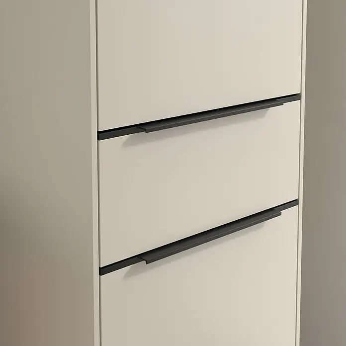 Villeroy & Boch Subway 3.0 Hochschrank - B x T x H: 40 x 36,2 x 171 cm, 1x Schublade, 2x Tür, Cashmere Grey, Farbe Griff: Volcano black, DIN Anschlag: Rechts - Nahaufnahme eines weißen Schrankes mit schwarzen, geraden Griffen an den Schubladen, die ein modernes Design aufweisen.