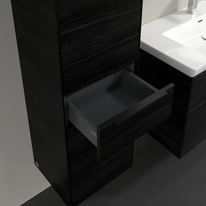 Villeroy & Boch Subway 3.0 Hochschrank - B x T x H: 40 x 36,2 x 171 cm, 1x Schublade, 2x Tür, Black Oak, Farbe Griff: Volcano black, DIN Anschlag: Links - Nahaufnahme eines modernen Badezimmerschranks mit offener Schublade in dunkler Holzoptik, der Stauraum und Stil vereint.
