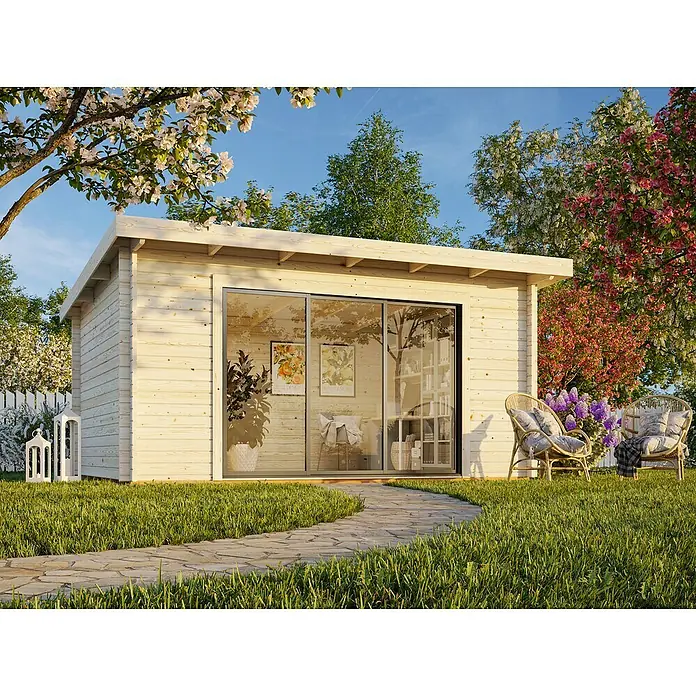 Palmako Gartenhaus Lea Slide - Außenmaß inkl. Dachüberstand (B x T): 494 x 402 cm, Unbehandeltes Holz, Natur - Ein helles Holzgartenhaus mit großen Glasschiebetüren, umgeben von üppigem Grün und blühenden Bäumen, bietet einen idyllischen Rückzugsort im Freien.