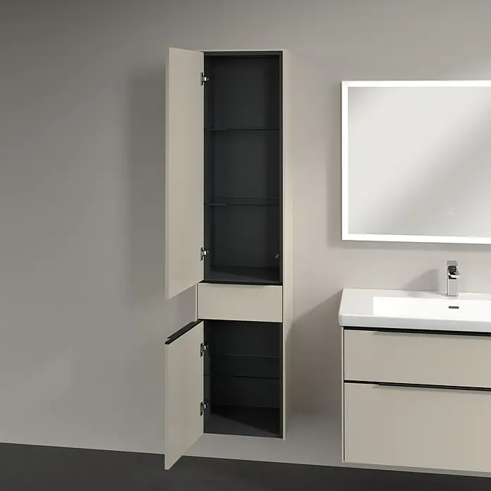 Villeroy & Boch Subway 3.0 Hochschrank - B x T x H: 40 x 36,2 x 171 cm, 1x Schublade, 2x Tür, Cashmere Grey, Farbe Griff: Volcano black, DIN Anschlag: Links - Moderne Badezimmerarmatur mit einem offenen Hochschrank in Beige und Anthrazit und einem Waschtisch mit Schubladen.