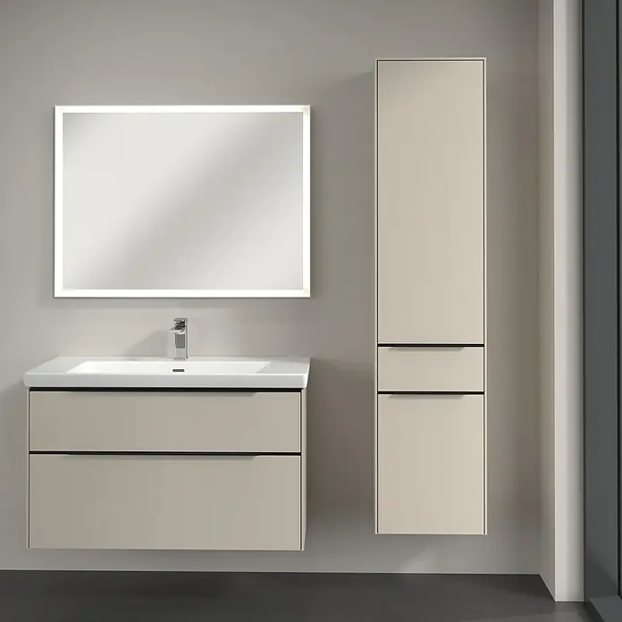 Villeroy & Boch Subway 3.0 Hochschrank - B x T x H: 40 x 36,2 x 171 cm, 1x Schublade, 2x Tür, Cashmere Grey, Farbe Griff: Volcano black, DIN Anschlag: Rechts - Modernes Badezimmer-Interieur mit einem Waschtischunterschrank in Beige, einem Spiegelschrank mit Beleuchtung und einem passenden Hochschrank.