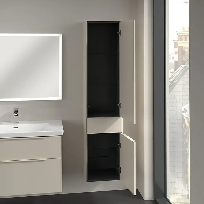 Villeroy & Boch Subway 3.0 Hochschrank - B x T x H: 40 x 36,2 x 171 cm, 1x Schublade, 2x Tür, Cashmere Grey, Farbe Griff: Cashmere Grey, DIN Anschlag: Rechts - Badezimmer mit Waschtisch, beleuchtetem Spiegel und einem hohen, offenen Badezimmerschrank in Beige und Anthrazit.