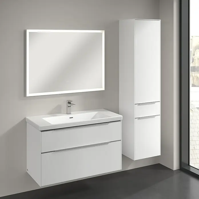 Villeroy & Boch Subway 3.0 Hochschrank - B x T x H: 40 x 36,2 x 171 cm, 1x Schublade, 2x Tür, Pure White, Farbe Griff: Aluminium glänzend, DIN Anschlag: Rechts - Elegantes Badezimmer-Set mit einem Unterschrank mit Waschbecken, einem hochschrank und einem beleuchteten Spiegel für moderne Bäder.
