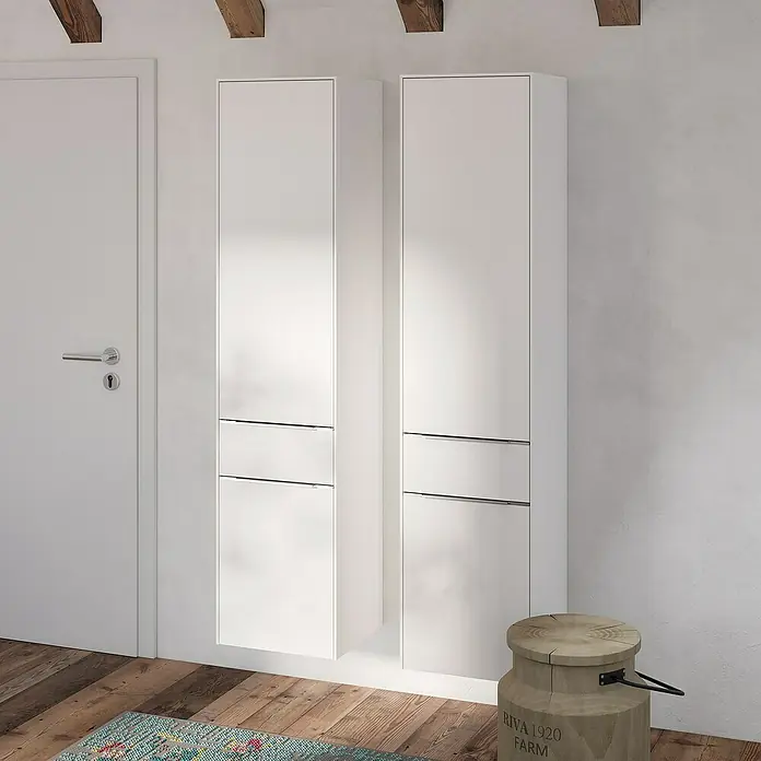 Villeroy & Boch Subway 3.0 Hochschrank - B x T x H: 40 x 36,2 x 171 cm, 1x Schublade, 2x Tür, Pure White, Farbe Griff: Aluminium glänzend, DIN Anschlag: Links - Das Bild zeigt zwei hochglanzweiße Hängeschränke mit Schubladen in einem modernen Interieur.