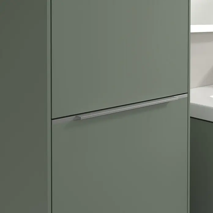 Villeroy & Boch Subway 3.0 Hochschrank - B x T x H: 40 x 36,2 x 171 cm, 1x Klappe mit Wäschekorb, 1x Tür, Soft Green, Farbe Griff: Aluminium glänzend, DIN Anschlag: Links - Detailaufnahme eines modernen, olivgrünen Badezimmerschranks mit einem eleganten, silberfarbenen Griff. Stilvolles Design für jedes Bad.