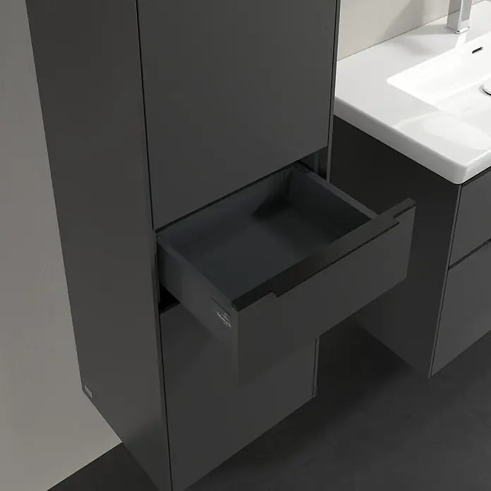 Villeroy & Boch Subway 3.0 Hochschrank - B x T x H: 40 x 36,2 x 171 cm, 1x Schublade, 2x Tür, Graphite, Farbe Griff: Volcano black, DIN Anschlag: Links - Dunkelgrauer Waschtischunterschrank mit offenem Auszug und weißen Aufsatzwaschbecken. Moderner Badschrank für ein stilvolles Badezimmer.