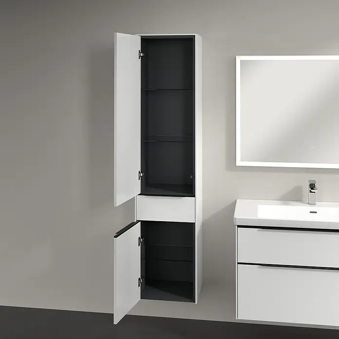 Villeroy & Boch Subway 3.0 Hochschrank - B x T x H: 40 x 36,2 x 171 cm, 1x Schublade, 2x Tür, Brilliant White, Farbe Griff: Volcano black, DIN Anschlag: Links - Weißer Badezimmerschrank mit geöffneten Türen, der Innenraum ist dunkelgrau gestaltet. Das moderne Design wird durch den Waschtisch und Spiegel ergänzt.