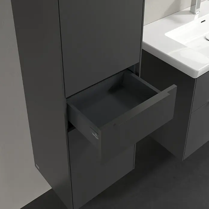 Villeroy & Boch Subway 3.0 Hochschrank - B x T x H: 40 x 36,2 x 171 cm, 1x Schublade, 2x Tür, Graphite, Farbe Griff: Graphite, DIN Anschlag: Links - Grauer Badezimmerschrank mit einer offenen Schublade, die das moderne Design und die Funktionalität dieses Möbelstücks hervorhebt.