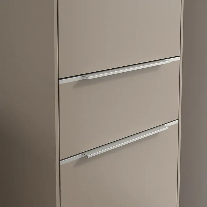 Villeroy & Boch Subway 3.0 Hochschrank - B x T x H: 40 x 36,2 x 171 cm, 1x Schublade, 2x Tür, Taupe, Farbe Griff: Aluminium glänzend, DIN Anschlag: Rechts - Nahaufnahme eines eleganten Schuhschranks in Beige mit silbernen Griffen, der modernes Design und Funktionalität vereint.
