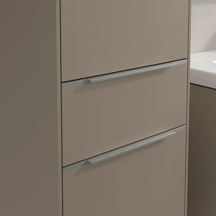 Villeroy & Boch Subway 3.0 Hochschrank - B x T x H: 40 x 36,2 x 171 cm, 1x Schublade, 2x Tür, Taupe, Farbe Griff: Aluminium glänzend, DIN Anschlag: Links - Nahaufnahme eines eleganten Badezimmerschranks in Taupe mit minimalistischen silbernen Griffen, der modernen Stil und Funktionalität vereint.