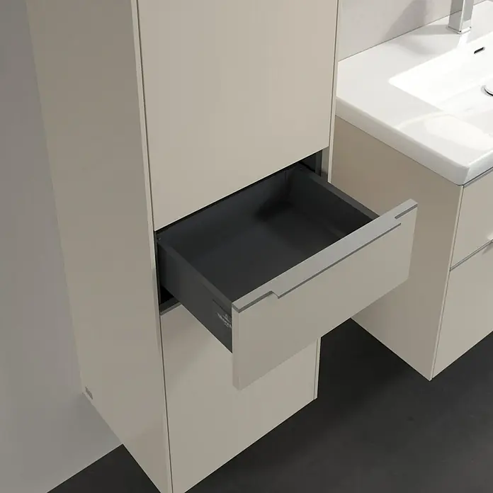 Villeroy & Boch Subway 3.0 Hochschrank - B x T x H: 40 x 36,2 x 171 cm, 1x Schublade, 2x Tür, Cashmere Grey, Farbe Griff: Aluminium glänzend, DIN Anschlag: Links - Detailaufnahme eines Badezimmerschranks mit offener Schublade, modernes Design und hochwertige Verarbeitung.